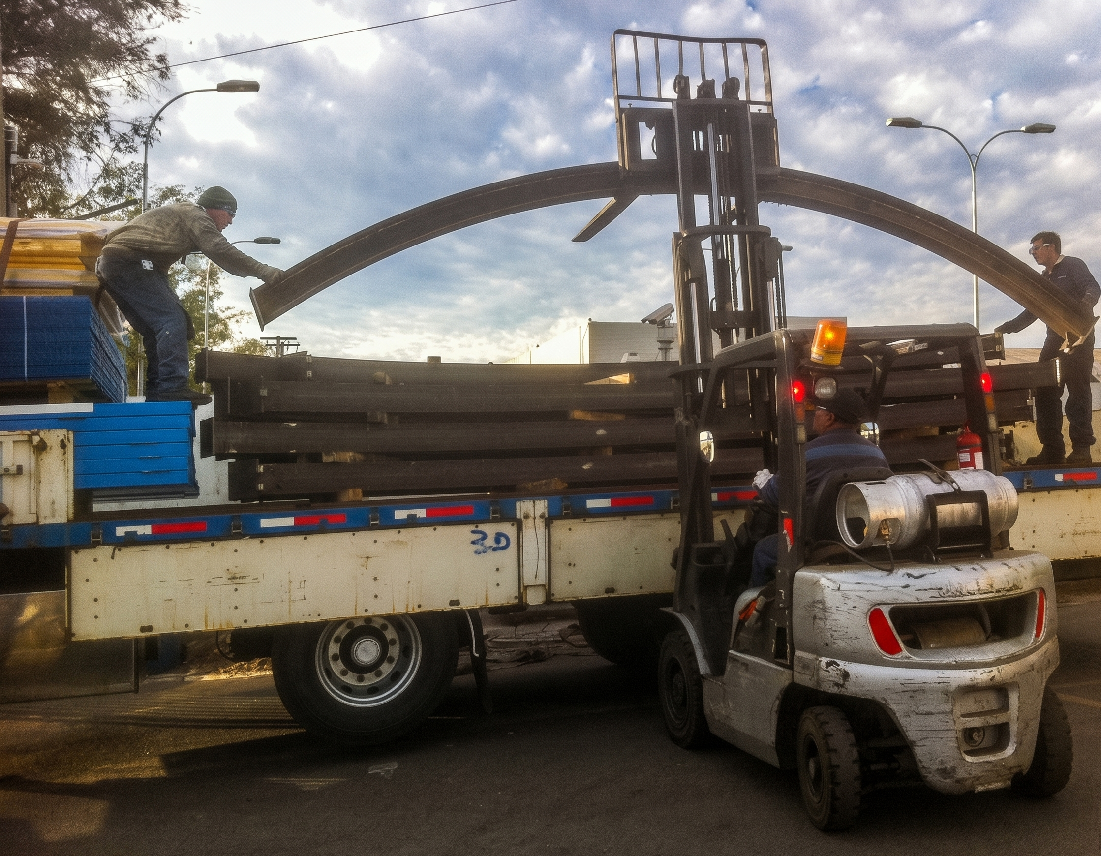 Cargamento de viga cilindrada de acero